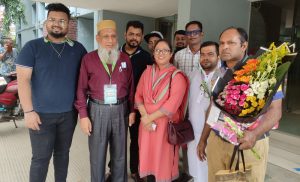অনুষ্ঠান শেষে প্রধান অতিথিকে বিদায় জানাতে জাতীয় প্রেসক্লাবের প্রধান ফটকে।